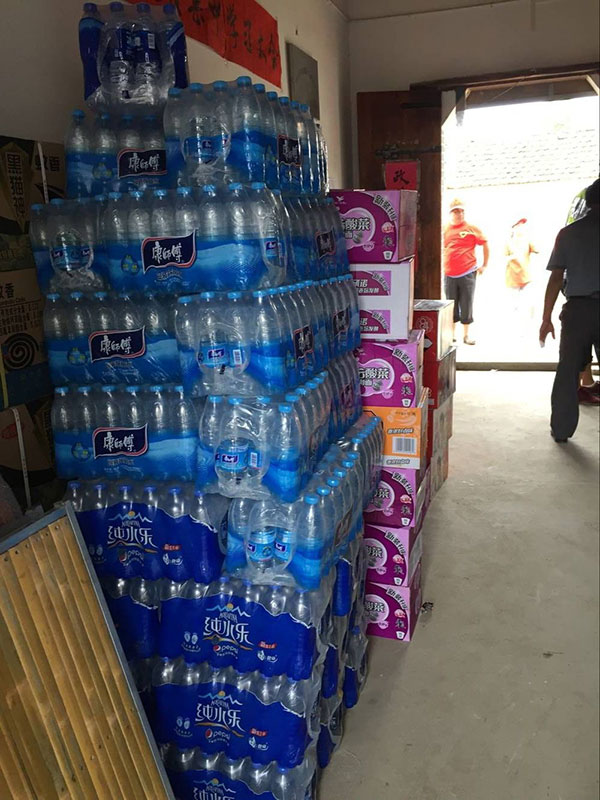 團縣委青年企業(yè)家協(xié)會捐贈物品1