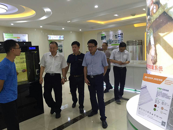 肥東縣委書(shū)記耿延強(qiáng)和中科大公共事務(wù)學(xué)院院長(zhǎng)宋偉1