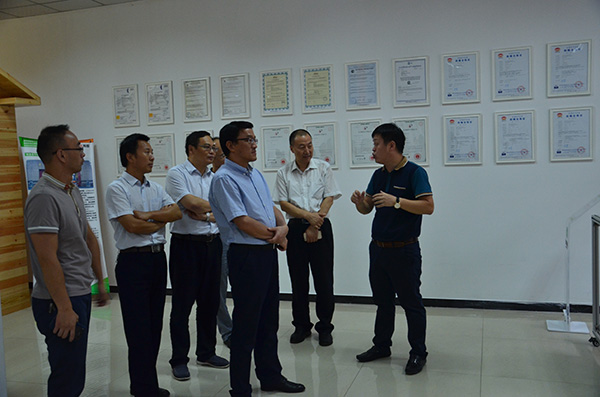 肥東縣委書(shū)記耿延強(qiáng)和中科大公共事務(wù)學(xué)院院長(zhǎng)宋偉1